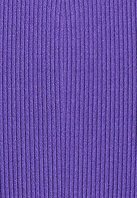 Paars ribbelstof met verticale lijnen, die een zachte textuur en een gelijkmatige brei toont. De tint is levendig en voegt diepte toe aan het materiaal.