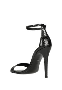 Zwarte hoge hak sandaal met een glanzend, textuur, slangenpatroon bovenkant. Heeft een delicate enkelband en een puntige neusdesign.