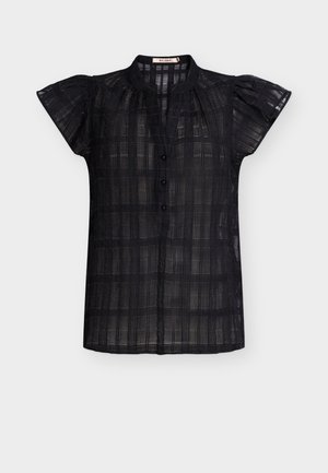 Fekete rövid ujjú blúz texturált kockás mintával, galléros nyakkivágással és gombos elülső résszel; könnyű és részben áttetsző anyagból.