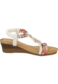 Sandale compensée avec une semelle texturée brune, des brides blanches et un dessus tressé multicolore avec des accents décoratifs.