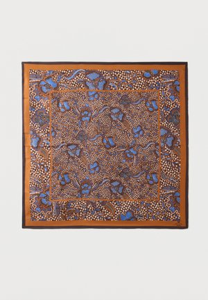 Τετράγωνο μαντήλι με περίπλοκα σχέδια σε καφέ, μπλε και μπεζ αποχρώσεις, με λουλουδάτα και πασλεϊ μοτίβα, περιτριγυρισμένο από μονόχρωμες καφέ και πορτοκαλί λωρίδες.