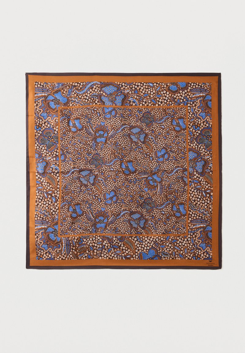 Τετράγωνο μαντήλι με περίπλοκα σχέδια σε καφέ, μπλε και μπεζ αποχρώσεις, με λουλουδάτα και πασλεϊ μοτίβα, περιτριγυρισμένο από μονόχρωμες καφέ και πορτοκαλί λωρίδες.