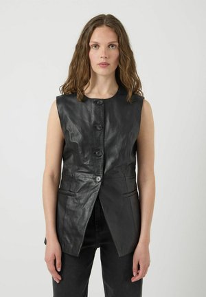 Zwarte leren mouwloze vest met een ronde halslijn, vijf knopen aan de voorkant en twee zijzakken. Gladde textuur en getailleerde pasvorm.