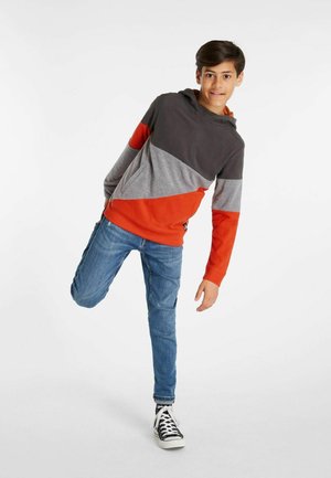 Kapuzenshirt mit einem Farbblockdesign in Grau, Orange und Anthrazit. Verfügt über lange Ärmel und einen lässigen Schnitt. Kombiniert mit Jeans und Turnschuhen.