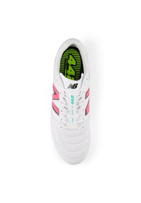 Sneaker New Balance bianco con loghi rosa "N", lacci bianchi e soletta verde neon con il testo "442", vista dall'alto.