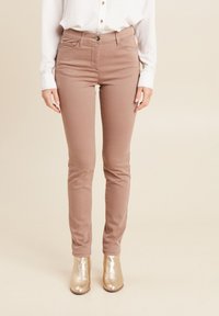 Hoge taille, slim-fit broek van lichtbruin stof met een gladde textuur. Voorzien van zijzakken, ceintuurlussen en een metalen knoopsluiting.