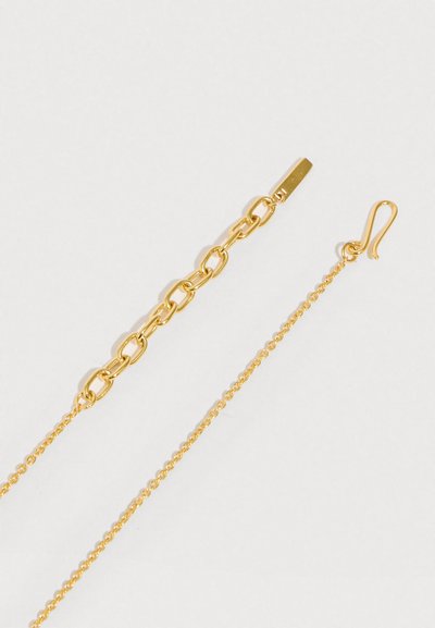 Colar em corrente dourada com elos ovais e uma corrente fina, com fecho em gancho e acabamento polido.