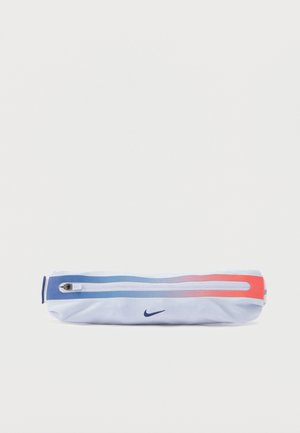 Bustina accessorio Nike, forma cilindrica, realizzata in tessuto leggero. Gradiente di colore dal blu al corallo, con cerniera laterale e logo.