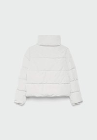 Chaqueta de plumas blanca con un cuello alto, diseño acolchado horizontal y mangas largas. Presenta un corte corto y una textura suave.