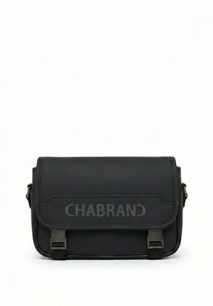 Sac bandoulière en cuir noir avec fermeture à rabat et deux sangles avant à boucle, arborant le logo embossé "CHABRAND" sur le rabat.