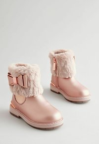 Rosa metallische Stiefeletten mit Kunstfellkragen, Schleifendetail und seitlichem Reißverschluss. Gummisohle mit einem leichten Absatz, glatte Oberfläche und gesticktes Design.
