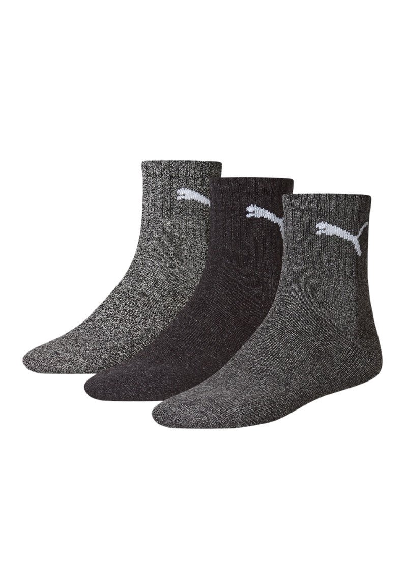 Tres pares de calcetines tobilleros en tonos de gris y negro, con textura acanalada y un logo de Puma blanco en el puño.