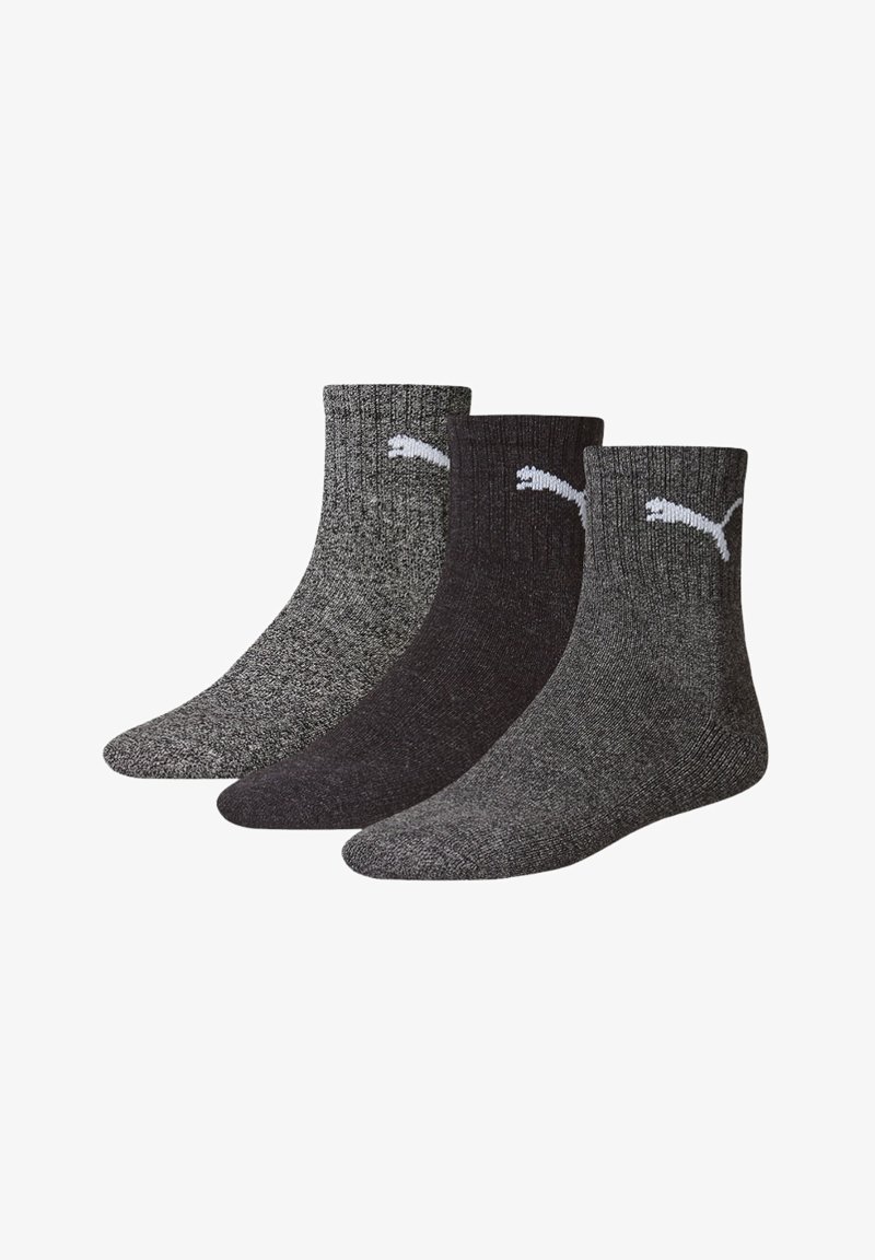 Tres pares de calcetines tobilleros en tonos de gris y negro, con textura acanalada y un logo de Puma blanco en el puño.