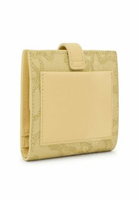 Cartera amarilla texturizada con un panel frontal suave, un cierre a presión y sutiles patrones en relieve en los lados. Forma rectangular compacta.