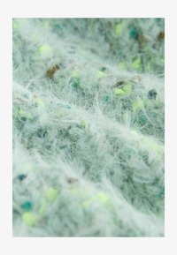 Niewybrane, bright green neppy