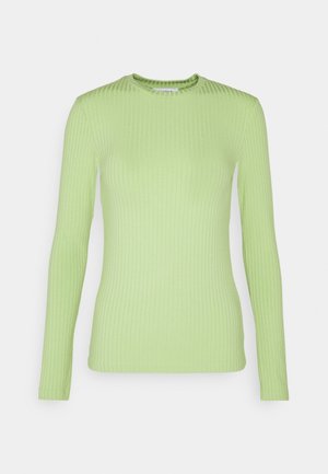 Vaaleanvihreä, ribbineulottu pitkähiha pusero pyöreällä pääntiellä, vartalonmyötäinen siluetti ja pystysuorat teksturoidut linjat.