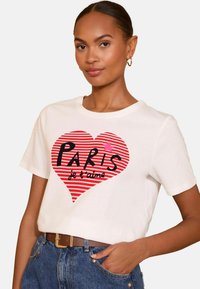 REGULAR FIT - SLOGAN - Apdrukāts T-krekls - ivory pairs heart