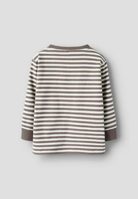 Koszulka z długim rękawem z prążkowanej tkaniny, w poziome brązowe i białe paski, z jednolitymi brązowymi mankietami i okrągłym dekoltem, pokazana z tyłu.