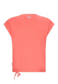 Koraliowy różowy T-shirt z krótkim rękawem wykonany z miękkiej bawełny, z okrągłym dekoltem, związanym dołem i małą metką z logo z tyłu.