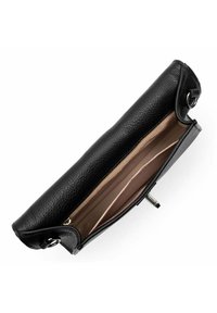 Clutch in pelle nera con superficie testurizzata, interno foderato e scomparti. Presenta una chiusura a scatto e dettagli in metallo argentato.