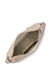 Borsa in camoscio beige con chiusura a zip, rivestimento interno liscio e forma rettangolare strutturata. Dettagli in metallo argentato.