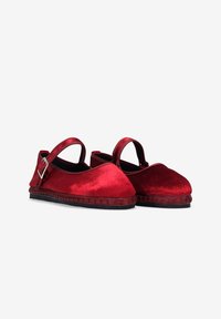 Chaussures en velours rouge avec un bout rond, une large sangle sur le cou-de-pied et une semelle texturée. Présentent un accent de boucle en argent et un design plat.