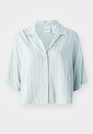 Világoskék, rövidujjú, gombos ing sima, könnyű anyagból, függőleges csíkokkal és laza fazonnal.