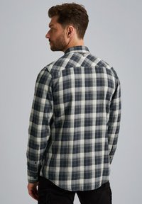 Heren plaid overhemd in marineblauw en wit, met een button-down kraag, lange mouwen en een ronde zoom van een gestructureerde stof.