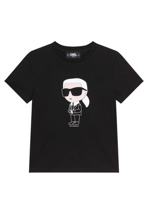 Zwart T-shirt met korte mouwen met een cartoonfiguur met wit haar, zwarte zonnebril en een pak, gecentreerd aan de voorkant met de tekst "Karl Lagerfeld" eronder.
