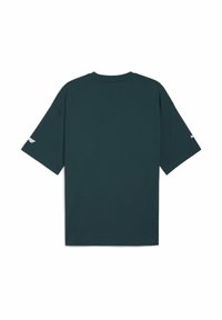 Mørk teal kortærmet t-shirt præsenteret fladt, med et simpelt design og et logo på venstre ærme, samt ingen synlig tryk på bagsiden.