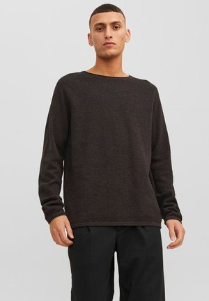 Suéter marrón oscuro en una tela de punto texturizada. Presenta mangas largas, diseño de cuello redondo y puños y dobladillo acanalados.