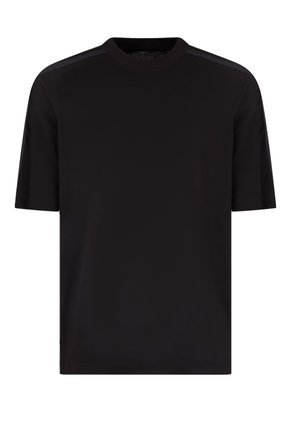 Maglietta nera a maniche corte con scollatura rotonda, caratterizzata da accenti sulle spalle a finitura opaca a contrasto e tessuto dalla texture liscia.