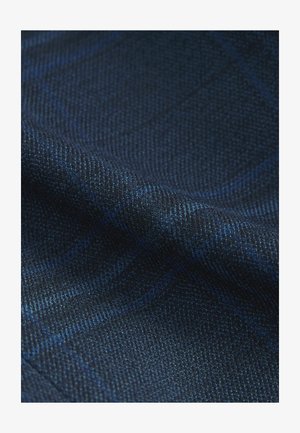 Tumed riie tekstuuriga kanga, millel on peen sinine ruudustik. Materjal näeb välja pehme ja kergelt läikiv valguse käes.