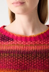 Gebreide trui met een ronde halslijn en levendige kleuren, die overgaan van roze naar oranje, met een gestructureerd steekpatroon.