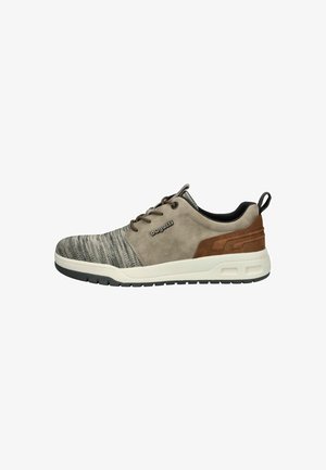 Heren sneakers met een combinatie van grijs stof en lichtbruin suède, ronde neus, vetersluiting en een rubberen zool met textuurelementen.