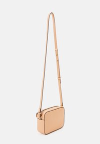 Borsa a tracolla in pelle color pesca chiaro, forma rettangolare con bordi arrotondati, rifiniture nere, tracolla regolabile e dettagli in metallo dorato.