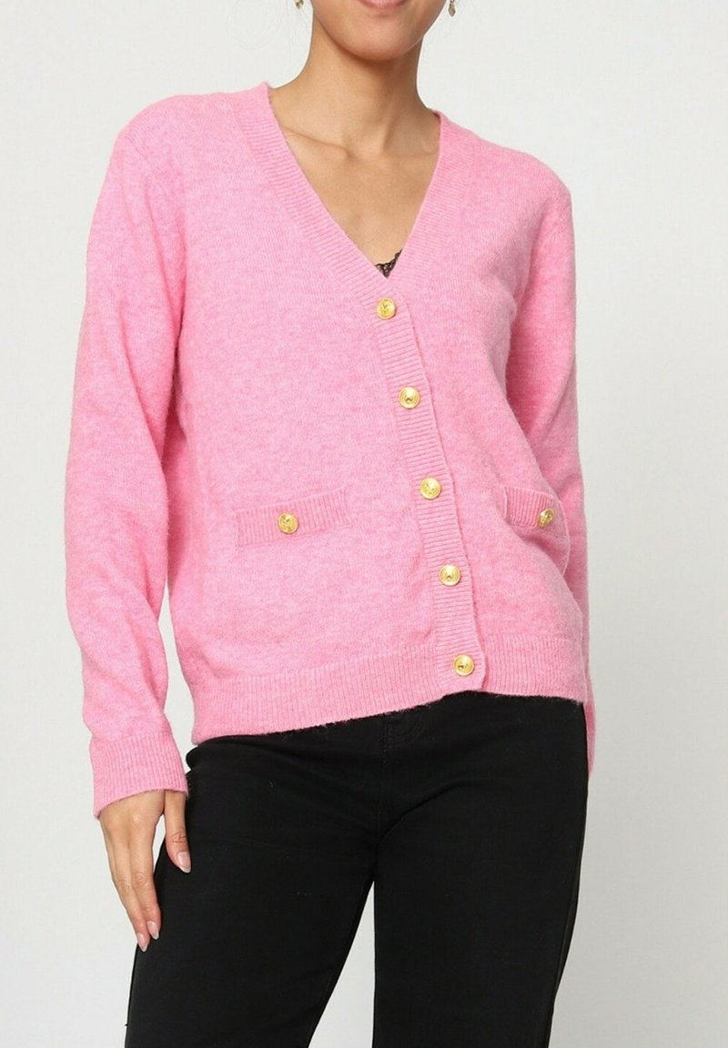 Cardigan rose en matériau doux, avec un col en V, des boutons dorés et deux poches. Les détails côtelés aux poignets et à l'ourlet rehaussent le design.