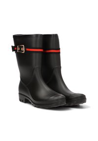 Botas de lluvia de goma negras con una suela texturizada, que presentan una banda decorativa de rayas rojas y negras y un acento de hebilla en tonos dorados.