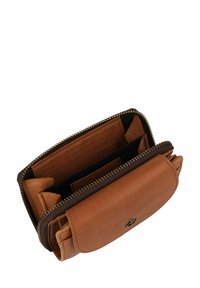 Bruine leren portemonnee met ritssluiting, met meerdere kaartsleuven en vakken. Soepele textuur met goudkleurige ritsdetails.