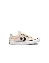 Μπεζ χαμηλός αθλητικός παπούτσι Converse με μαύρο λογότυπο αστεριού, τρία λουράκια με βέλκρο και λευκή λαστιχένια σόλα με μαύρες ρίγες σε λευκό φόντο.