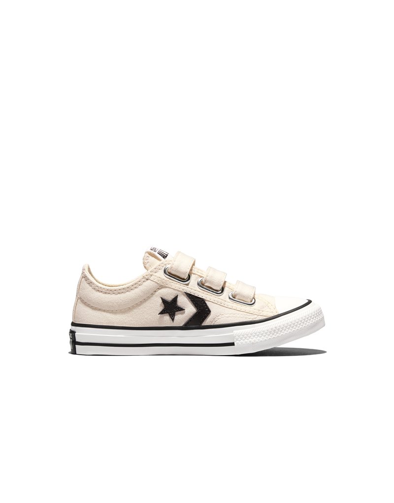 Μπεζ χαμηλός αθλητικός παπούτσι Converse με μαύρο λογότυπο αστεριού, τρία λουράκια με βέλκρο και λευκή λαστιχένια σόλα με μαύρες ρίγες σε λευκό φόντο.