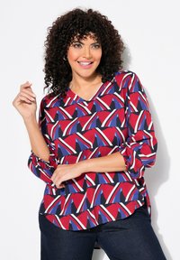 Rood, blauw en wit gestreepte v-halsblouse met geplooide mouwen. Zachte stof, vloeiende vorm, met een geometrisch ontwerp in het geheel.