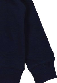 Manica di felpa blu navy con polsino a costine. Texture morbida, con cuciture minime e senza loghi o pattern visibili.