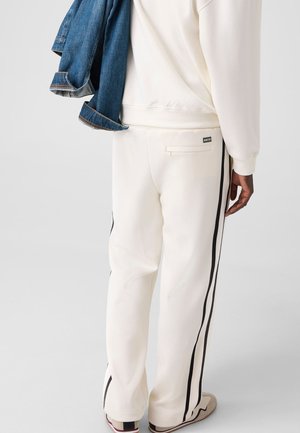 Guess, JOGGINGHOSEN MIT SEITENSTREIFEN - Jogginghose - weiß