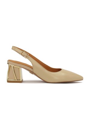 Bežová slingback topánka s špicatou špičkou, hladkým koženým zvrškom a geometricky tvarovaným blokovým opätkom so zlatými akcentmi.