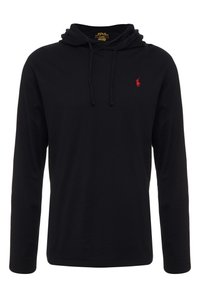 Långärmad svart hoodie i mjukt tyg, med en dragsko på huvan och en liten röd logotyp på bröstet.