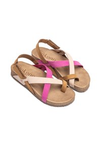Bruine, roze en beige sandalen met banden, met een suede afwerking, voorzien van een platte kurken zool en een kruisbandontwerp voor een verstelbare pasvorm.