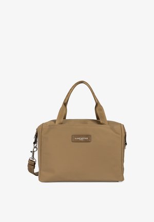 Beige nylon handtas met dubbele handvatten aan de bovenkant en een afneembare schouderriem, voorzien van een logo plaatje en ritssluiting. Glad oppervlak, rechthoekige vorm.