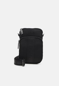 Černá nylonová crossbody taška se zipovým uzávěrem, texturované logo na přední straně a nastavitelný popruh s logem značky. Hladký povrch po celém obvodu.