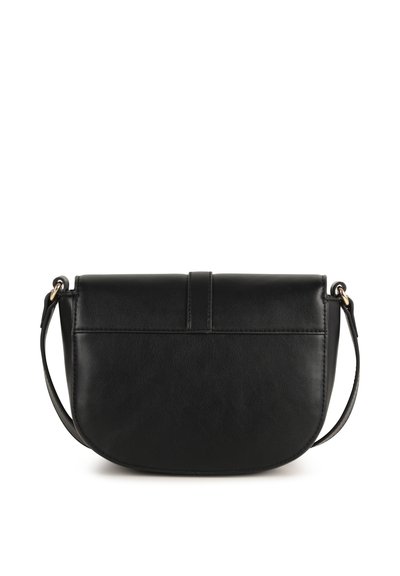 Svart läder crossbody-väska med slät textur, rund form, topplock och en tunn rem. Har minimal hårdvara och sömnadsdetaljer.